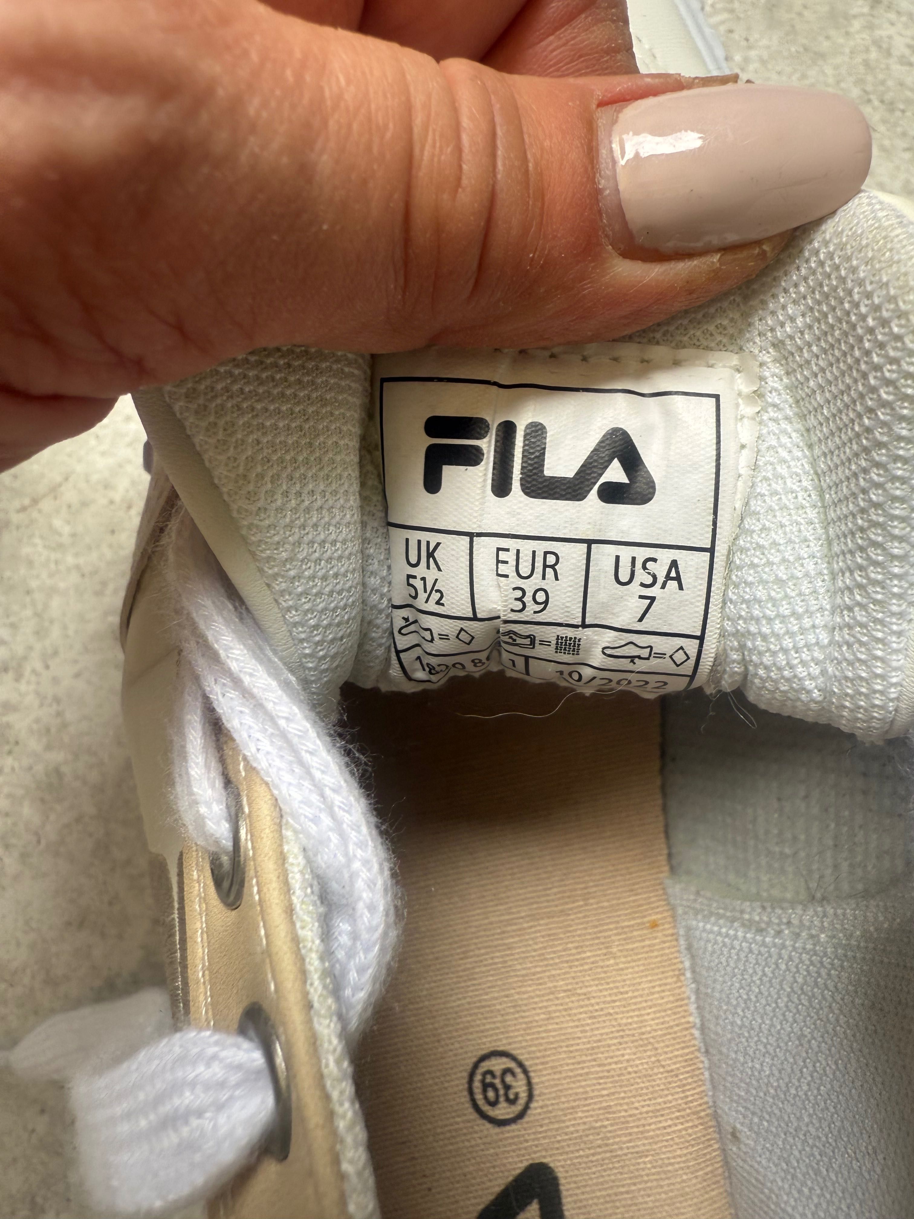 Дамски Сникърси на марката Fila. Размерът е 39,