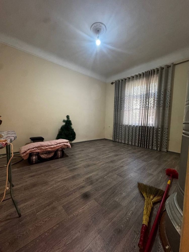 Срочно продаеться квартира в центре Чирчике 2-комнатная раеоне Навай
