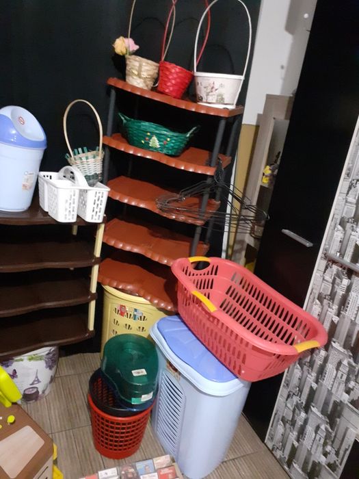 Plastice noi noute,coltare fier,rafturi,cosuri rufe,casete