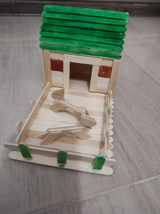 Macheta casa lemn materiale reciclabilele, proiect școală