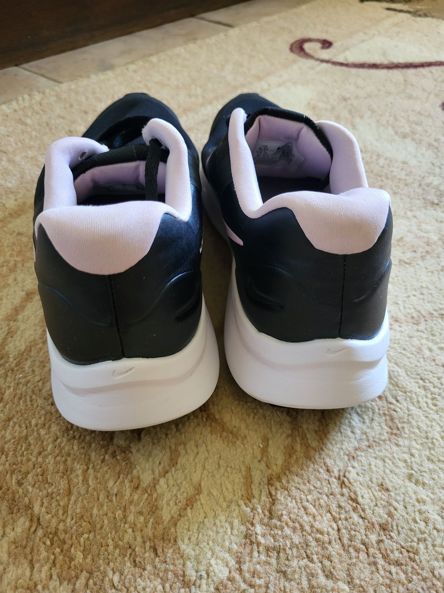 Дамски маратонки Nike