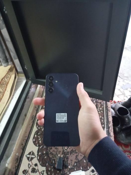 Sotiladi narxi kelishamiz karobka dakumentlari bor original zaryadchik