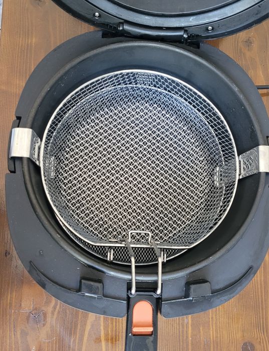 Vând friteuza Tefal