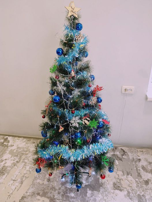 Ёлка заснеженная с гирляндами и игрушками