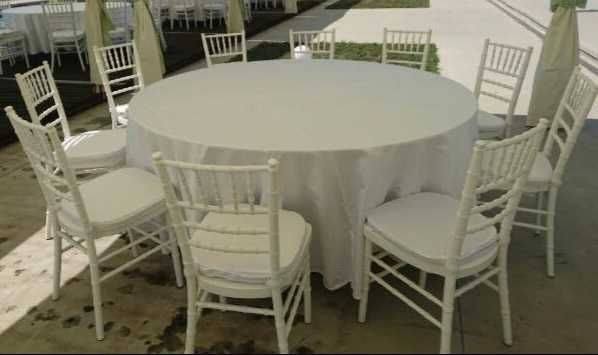 Кръгла маса 180 см или 160 см под наем