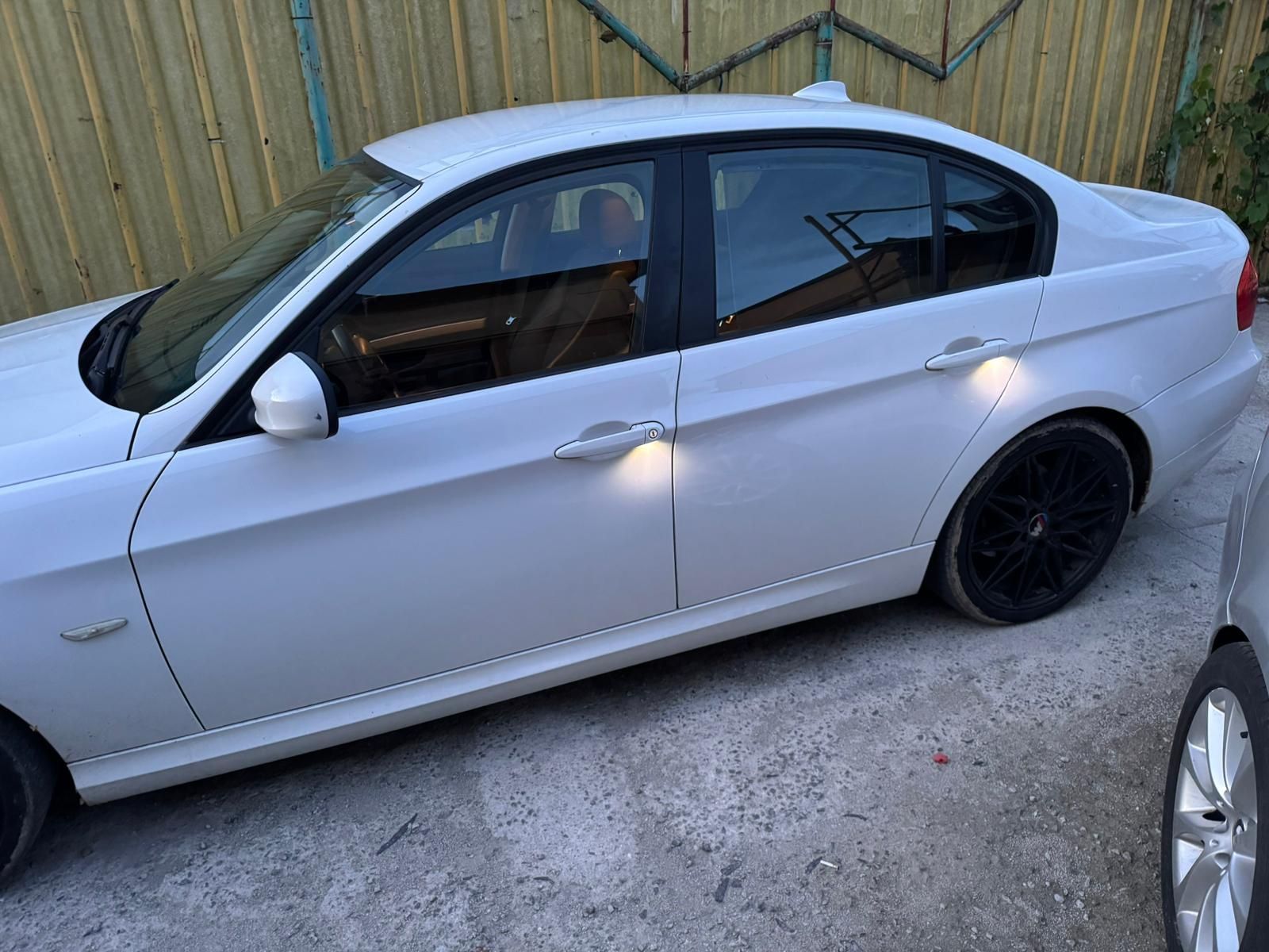 BMW E90 320d automat