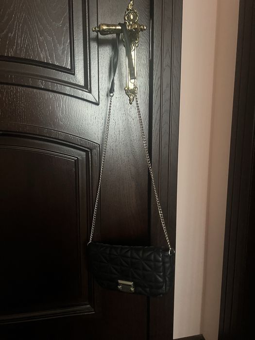 малка черна чанта