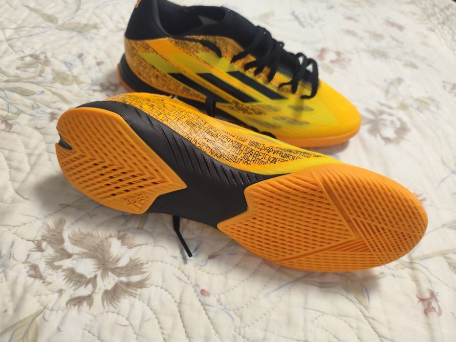 Vând ghete fotbal Adidas model Messi