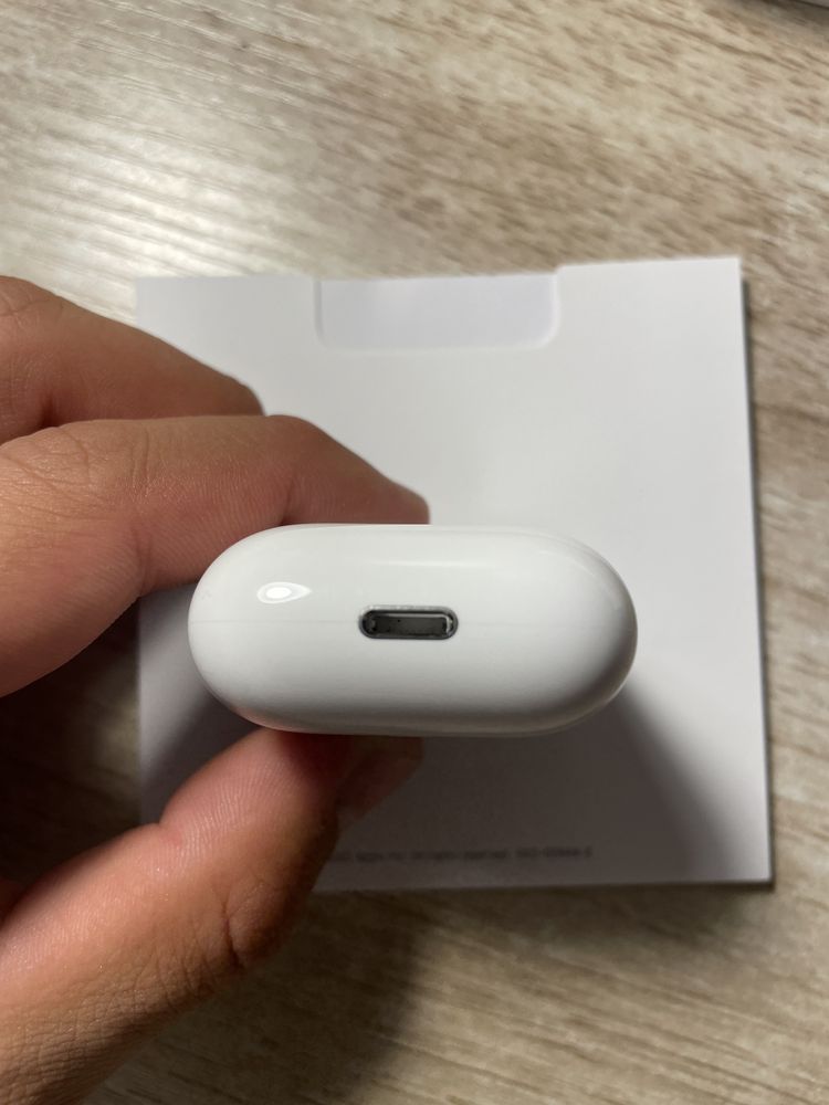 Наушники Apple AirPods with Charging Case белый