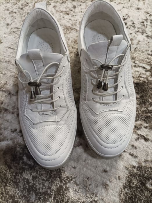 Дамски спортни обувки от естествена кожа