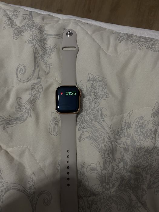 Смарт-часы Apple Watch SE 40 мм золотистый