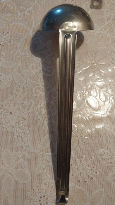 Половник один с сеточкой другой нет