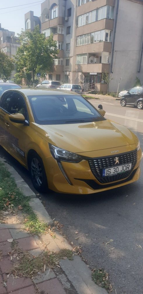 Vând peugeot  208 an 2021