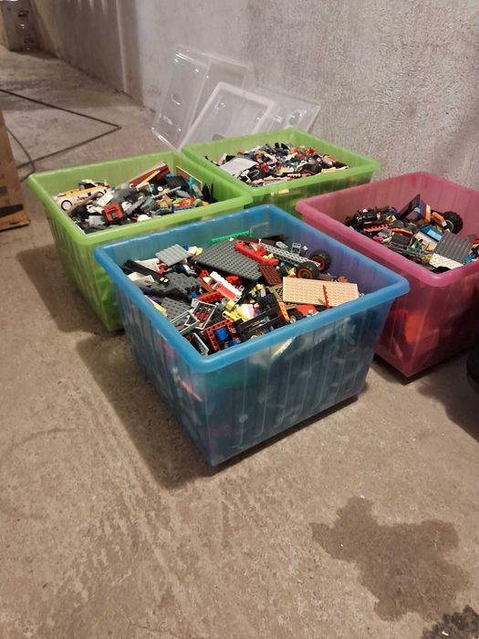 LEGO - 35 kg piese diverse cu peste 30 carti de instructiunile