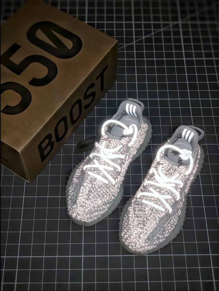 Yeezy 350 бели рефлектив целите