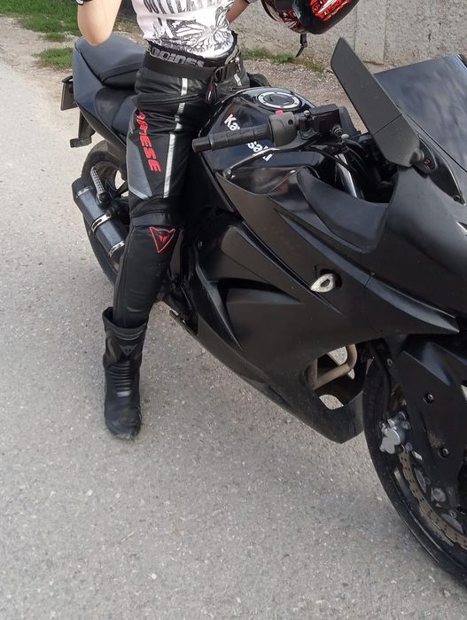 Vând pantaloni moto dainese