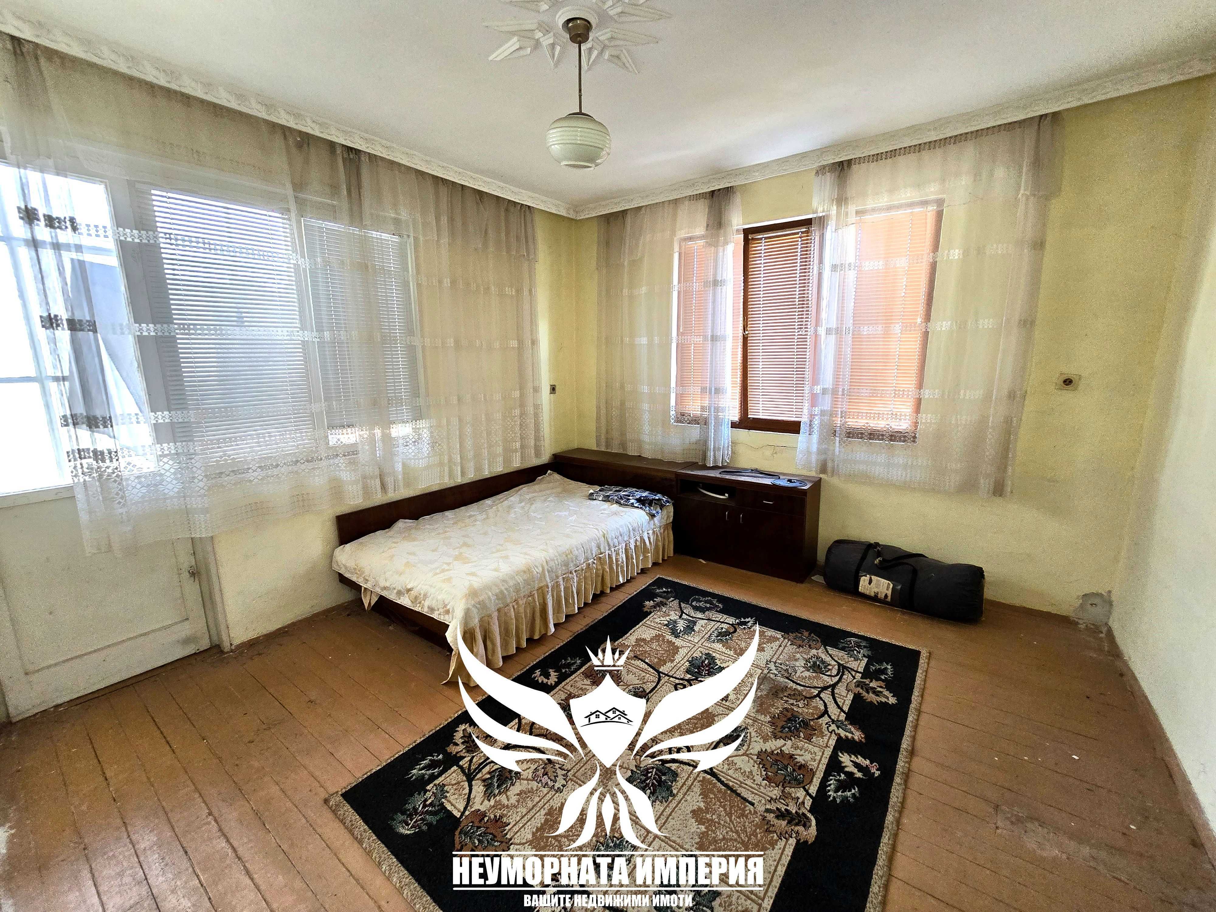Продавам тристаен с гараж, партерни стаи и 219кв. двор в гр.Асеновград
