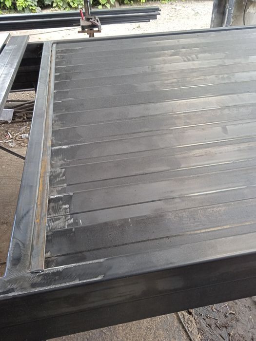 Plase jaluzea și porți..