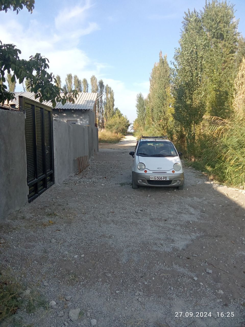 Uy srochna sotiladi 3 sotiq 3xona