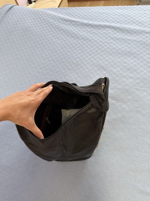 Черна кожена раница