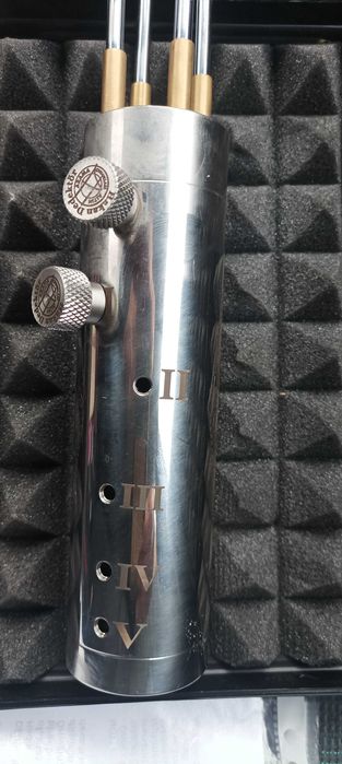 Насочващ уред за търсене на злато и кухини.