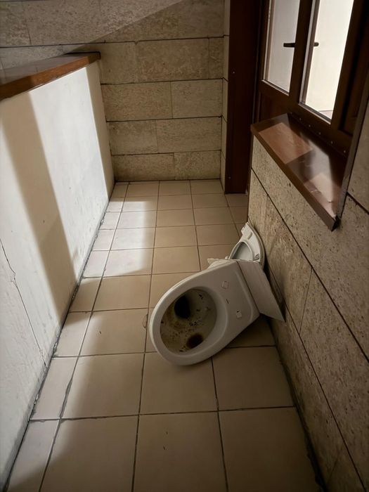 Унитаз отдадим строителям б/у даром