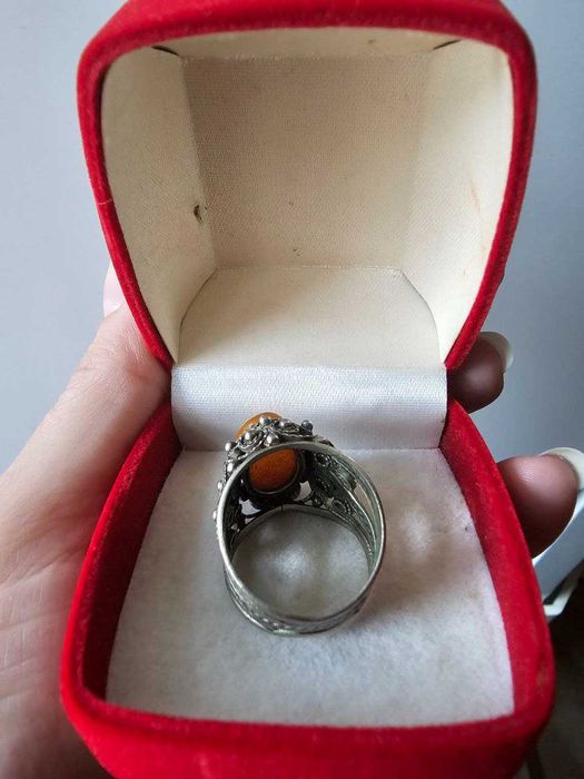 Перстень с янтарем.