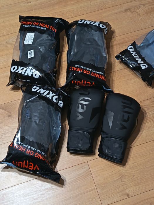 Боксови ръкавици Venum 12oz