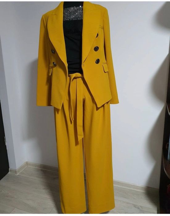 Costum model care avantajează orice silueta, elegant, nuanta deosebita