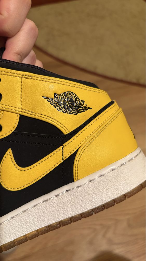 Jordan 1 Retro Mid New Love 2017 limited edition