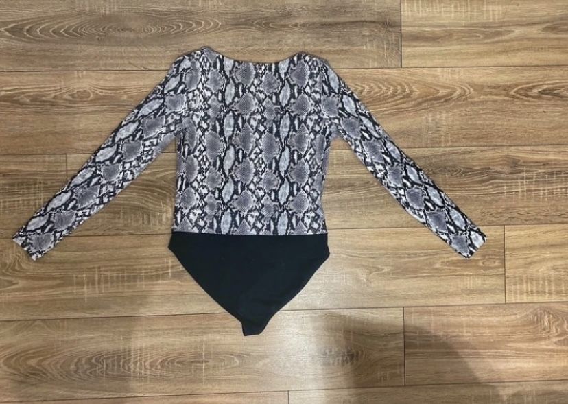 Vand body decoltat model șarpe, nou