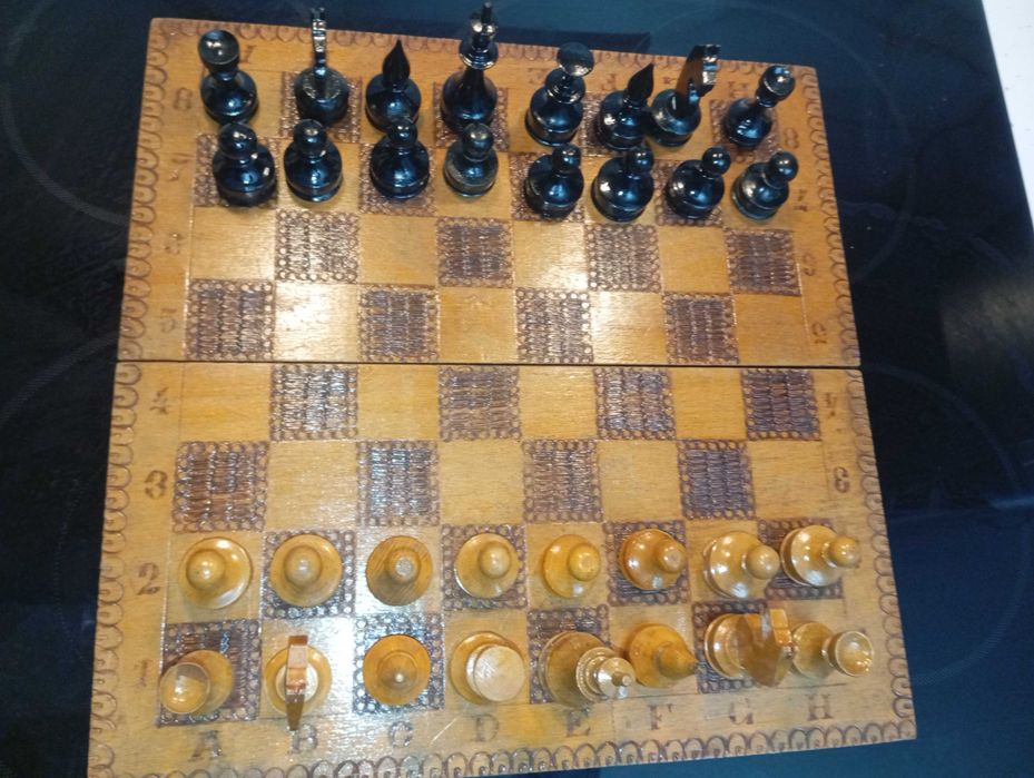 Шах с дървени фигури