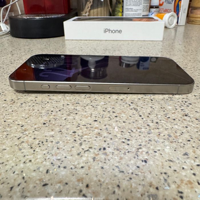 Vând iPhone 15 Pro -  128 GB - Natural Titanium - Impecabil