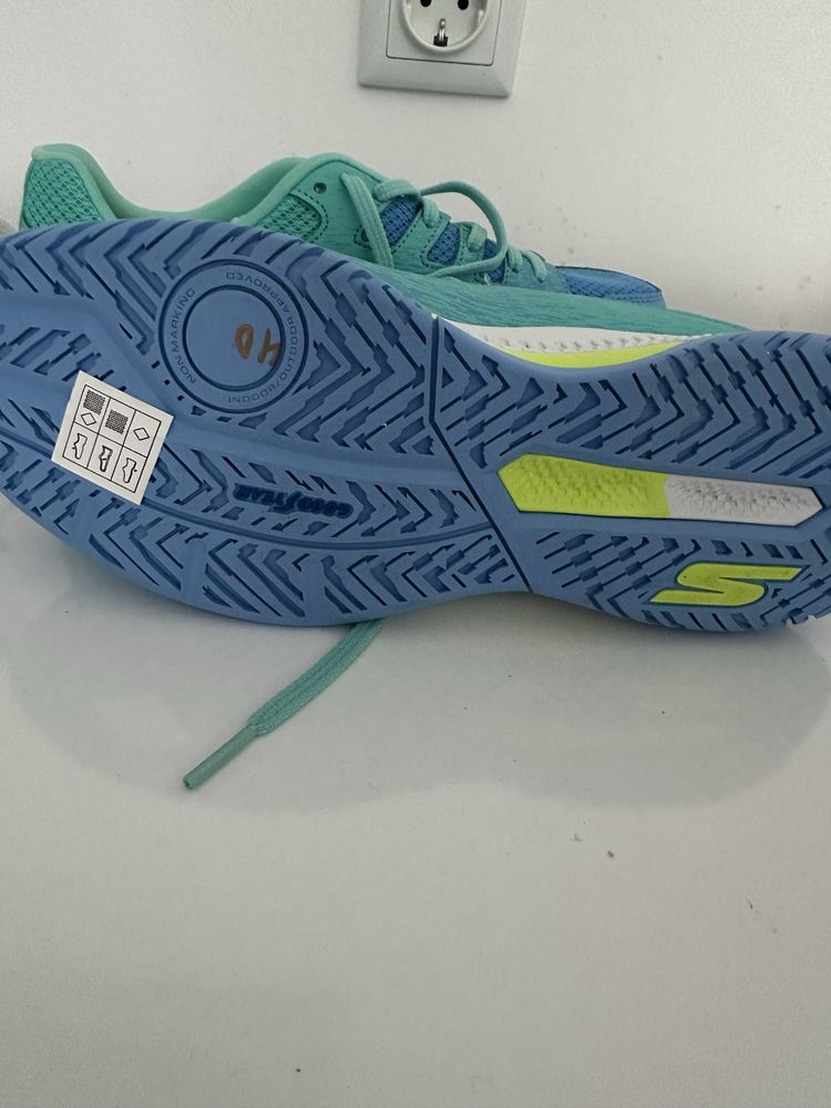 Нови  красиви маратонки  на SKECHERS номер 36