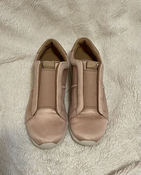 Adidasi UGG roz pudra