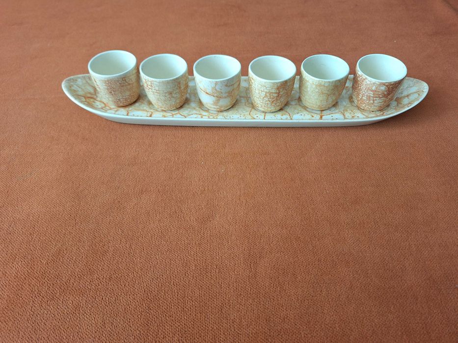 Pahare vechi pentru tuica din portelan vechi romanesc, inclusiv suport