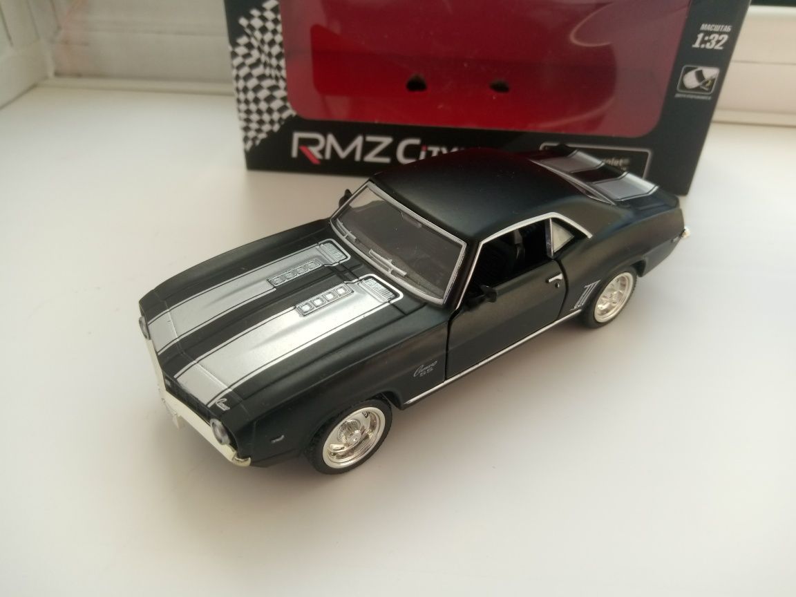 Моделька автомобиля rmz city 1:32