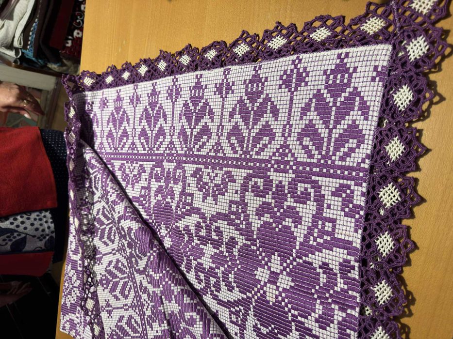 Fete de masa , chindeu si covoare tesute in razboi