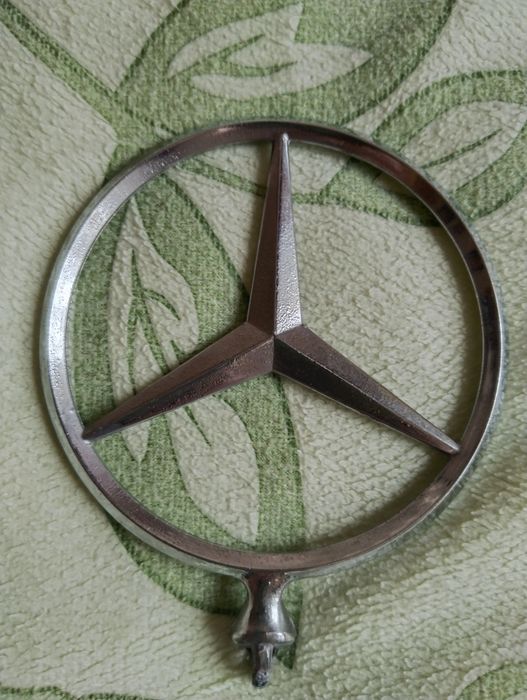 Продам  логотип Mercedes 190 оригинал