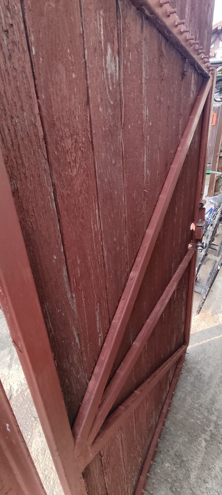 Poartă de acces pietonal structura metalica si lemn