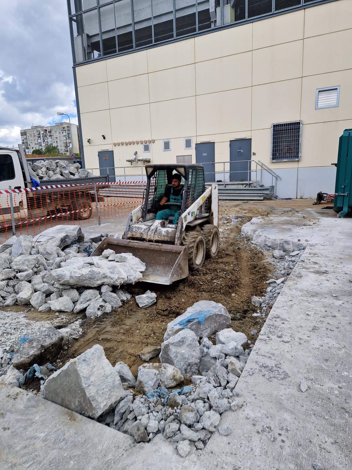 Inchiriez Bobcat miniexcavator cilindru compactor