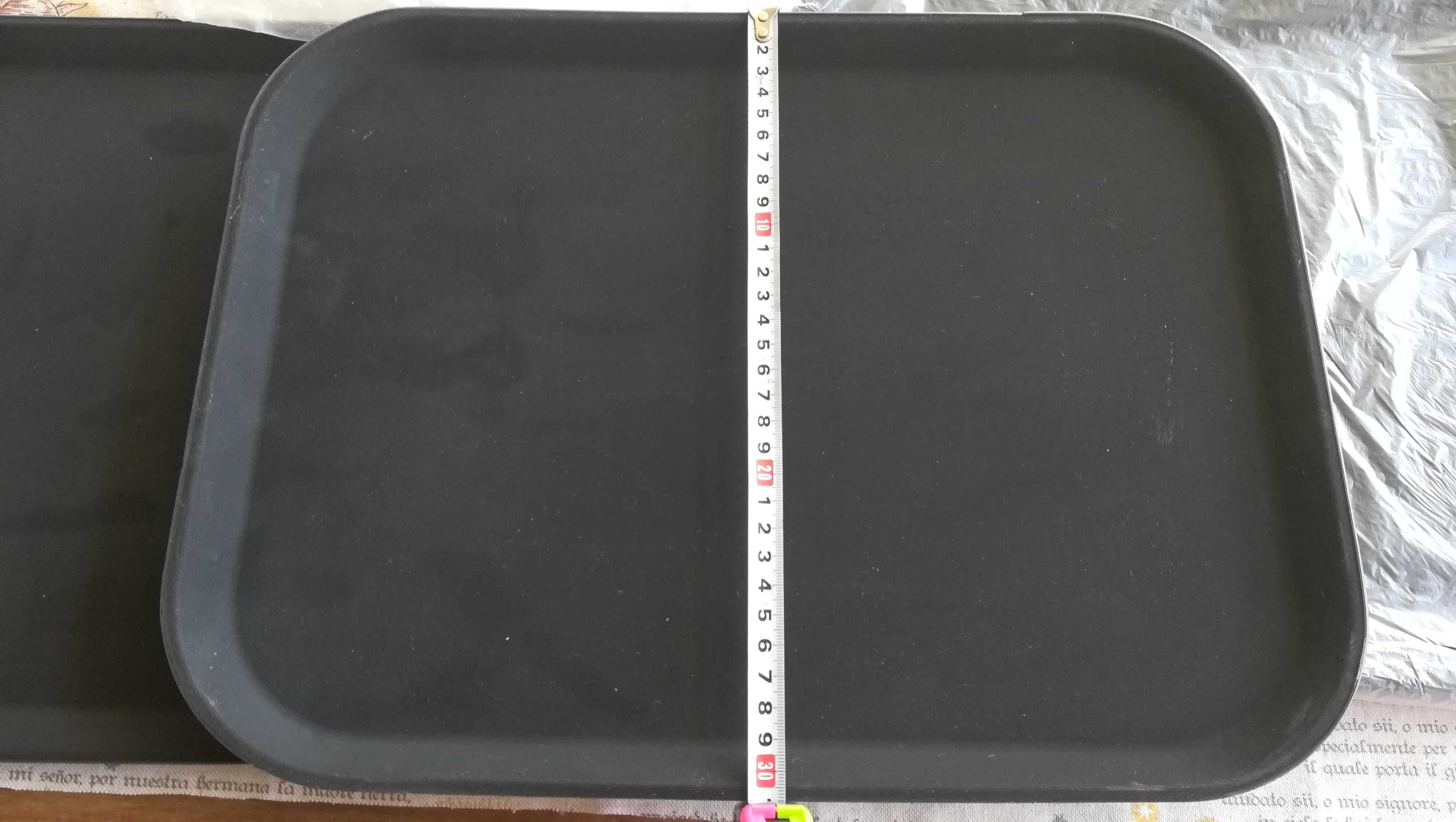 Табла за сервиране с противохлъзгащо покритие 
Размер: 41см х 31см.