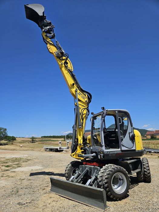 Excavator pe roti Neuson rototilt