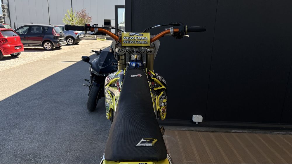 Suzuki rmz-250.