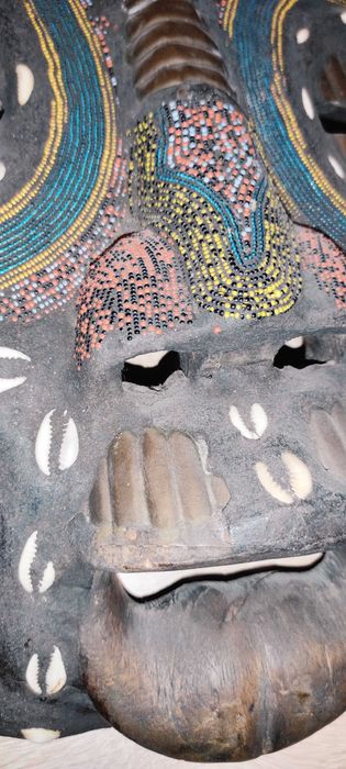 Старинни дървени маски с апликации от Конго.Цената е за двете.