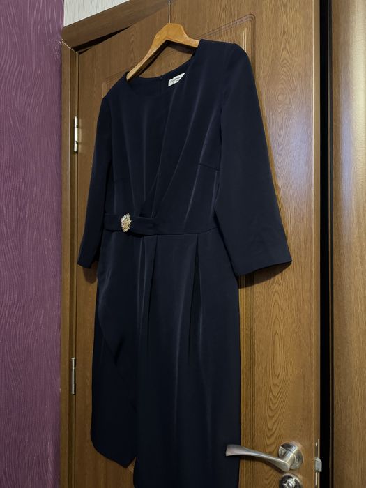 Официална рокля в тъмно син цвяр