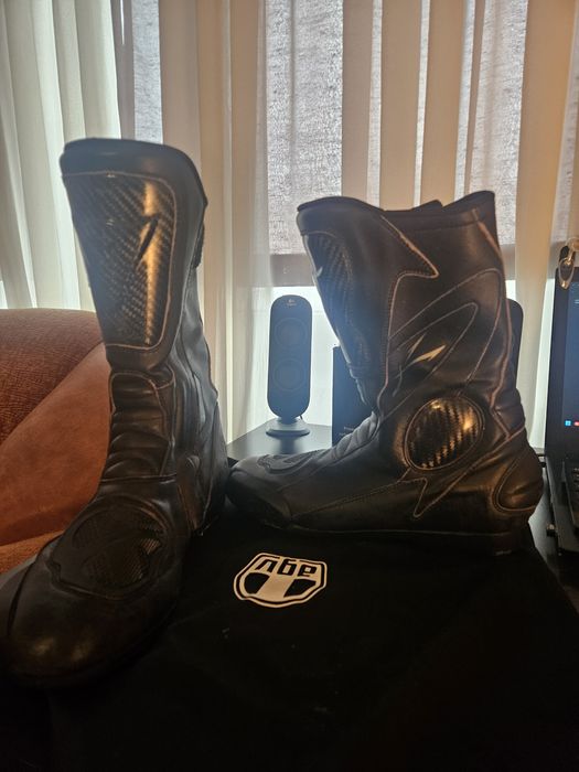 Dainese 44 Carbon fiber nu plastic vopsit