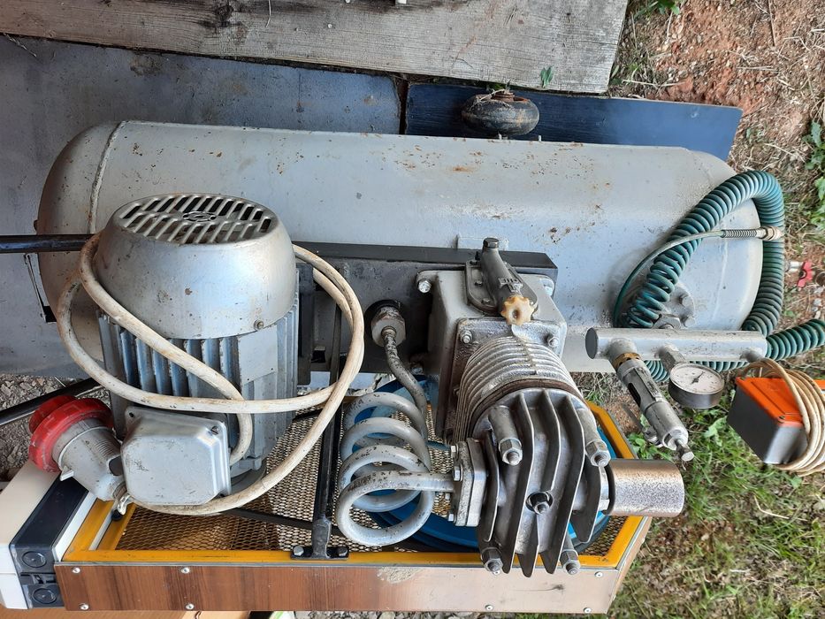 Compresor aer 200 L 10 bar.