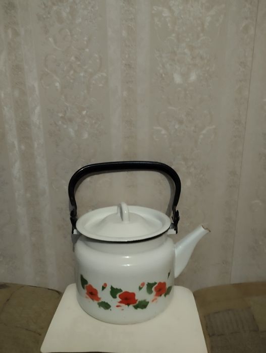 Чайник эмалированный.