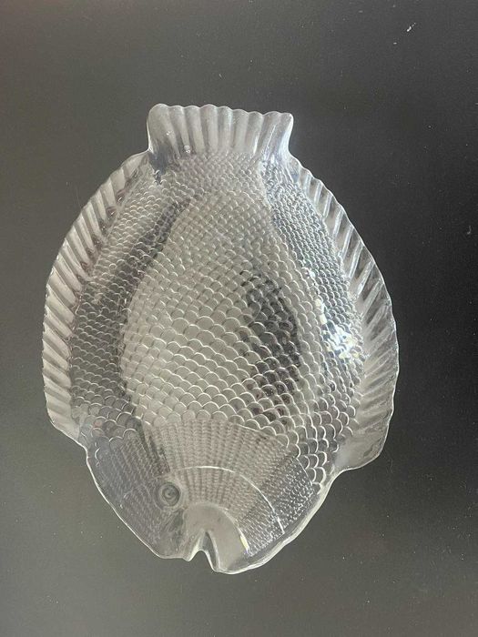 Три стъклени плата за риба.